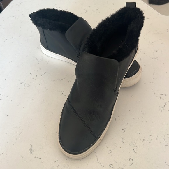 Tom’s Fur-lined Sneaker Booties - Women’s Size 8.5 - Fits Like An 8 - Picture 2 of 3